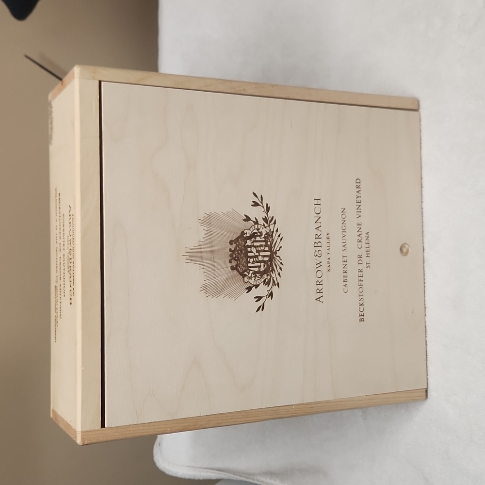 Arrow and Branch Wine Box w/hold up holder